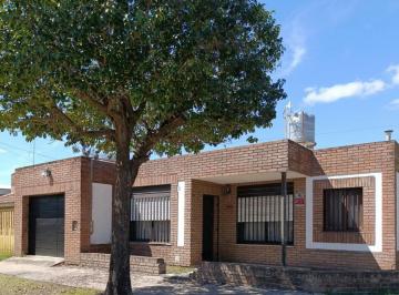 Casa de 5 ambientes, Córdoba · Chalet Esquina en Alquiler a 1 Cuadra de Ruta 20, Calle Aviador Mira 1845, 2 Dorm., Garaje