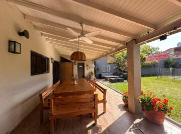 Casa · 330m² · 7 Ambientes · 1 Cochera · Alquiler de Verano! Muy Linda Casa C/ Jardín, Parrilla y Pileta!