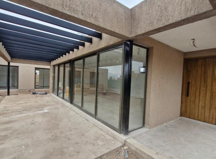 Casa · 673m² · 5 Ambientes · 2 Cocheras