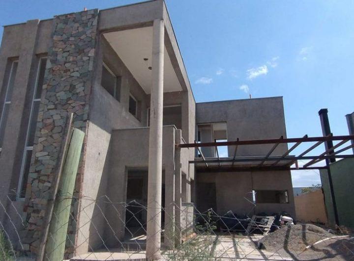 Casa · 215m² · 6 Ambientes · 2 Cocheras
