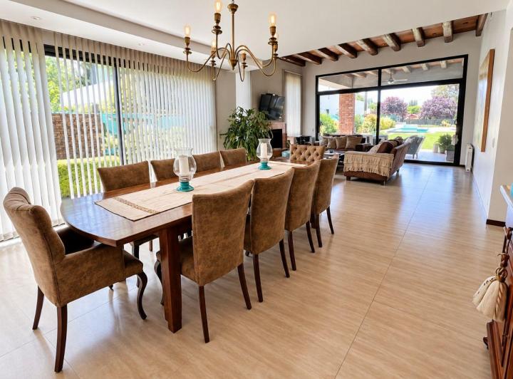 Casa · 440m² · 6 Ambientes · 2 Cocheras