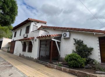 Casa · 7 Ambientes · 2 Cocheras · Casa en Mendoza