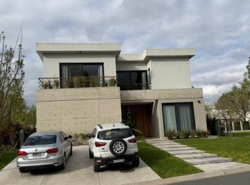 Casa de 4 ambientes, San Isidro · "Alquiler de Verano " Casa en Barrio Cerrado "Los Cardos" San Isidro