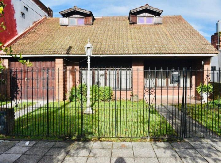 Casa · 90m² · 4 Ambientes · 1 Cochera
