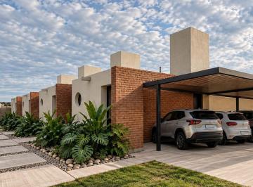 Casa · 50m² · 2 Ambientes · 1 Cochera · Duplex de 1 Dormitorio Docta Parque con Patio