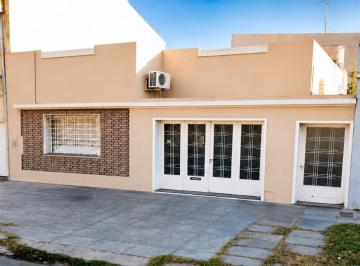 Casa · 125m² · 4 Ambientes · 1 Cochera · Venta Casa 4 Amb Ciudadela Terraza Garage Jardín