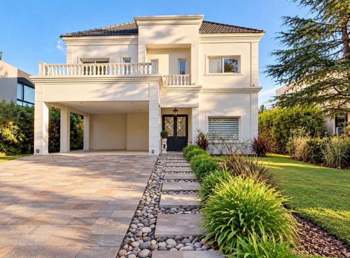 Casa · 312m² · 6 Ambientes · 4 Cocheras