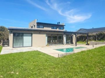 Casa · 935m² · 2 Dormitorios · 4 Cocheras · Alquiler Casa 3 Ambientes con Piscina y Parque San Benito