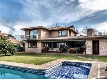 Casa · 380m² · 4 Dormitorios · 2 Cocheras · Casa Chacras de La Villa
