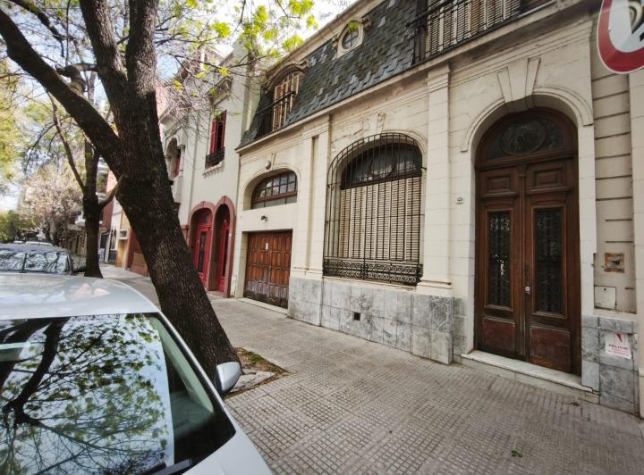 Casa · 327m² · 8 Ambientes · 1 Cochera