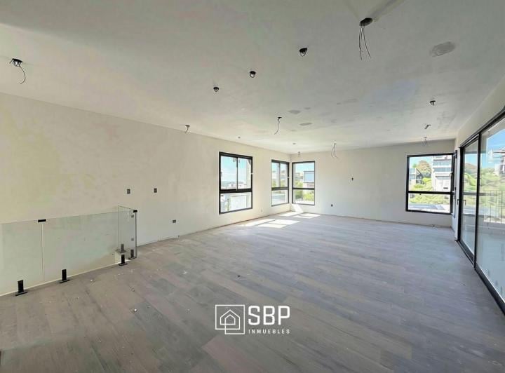 Casa · 175m² · 6 Ambientes · 2 Cocheras