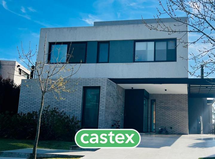 Casa en venta en Carpinchos · 6 ambientes