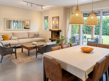 Casa · 210m² · 3 Dormitorios · Casa en Alquiler en Barbarita – 3 Dorm. Pileta y Lote Interno – Amoblada