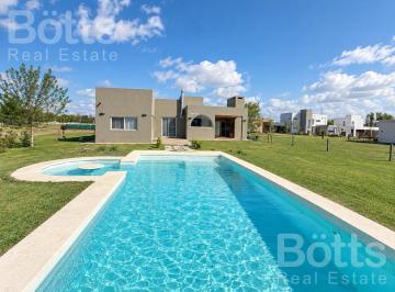 Casa · 102m² · 3 Ambientes · 3 Cocheras · Casa en Alquiler en Barrio Los Juncos