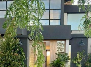 Casa · 980m² · 5 Ambientes · 6 Cocheras · Casa en Alquiler Temporario con Vista a La Laguna