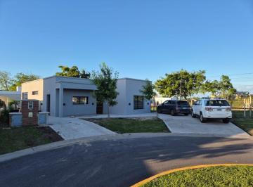 Casa · 150m² · 4 Ambientes · Casa Chalet en Alquiler en Santa Lucia, Pilar del Este, Pilar