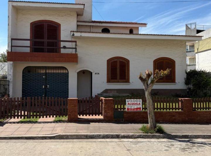Casa · 100m² · 4 Ambientes · 2 Cocheras