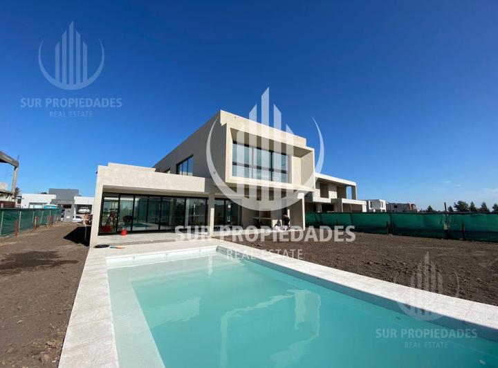 Casa · 327m² · 5 Ambientes · 2 Cocheras