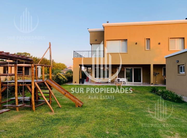 Casa · 335m² · 6 Ambientes · 4 Cocheras