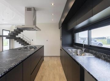 Casa · 181m² · 5 Ambientes · 2 Cocheras · Casa Moderna en El Rebenque - Canning