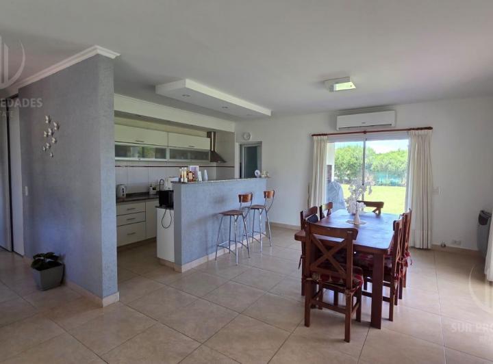 Casa · 123m² · 4 Ambientes · 2 Cocheras
