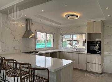 Casa · 196m² · 5 Ambientes · 2 Cocheras · Casa en El Rebenque Excelente Calidad y Precio