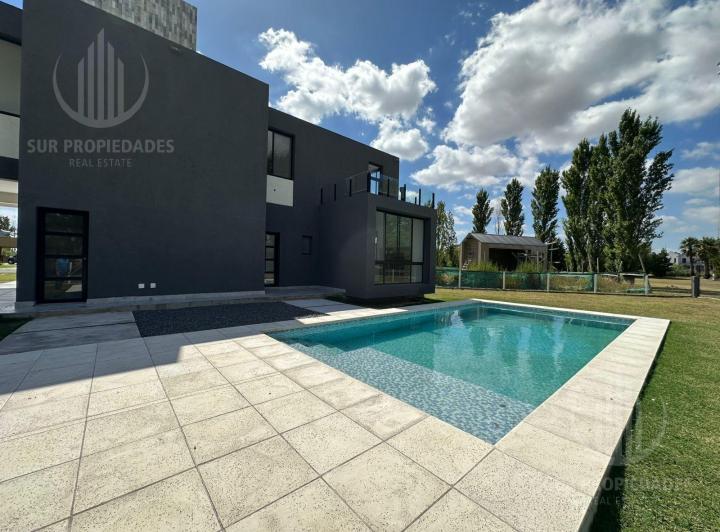 Casa · 226m² · 4 Ambientes · 2 Cocheras