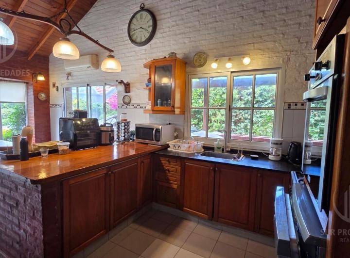 Casa · 249m² · 7 Ambientes · 1 Cochera