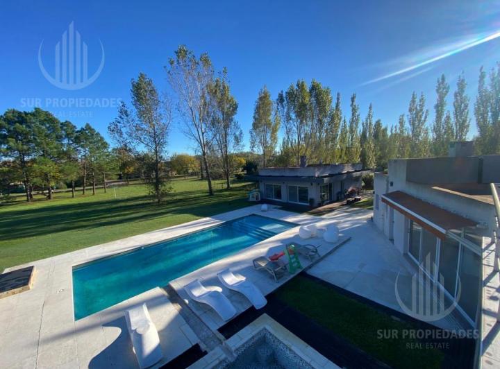 Casa · 500m² · 7 Ambientes · 6 Cocheras