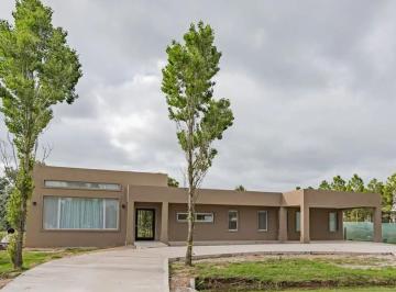 Casa · 160m² · 6 Ambientes · 1 Cochera · Ruta 2 Km 65. Casa en Alquiler - Club de Campo Miralagos