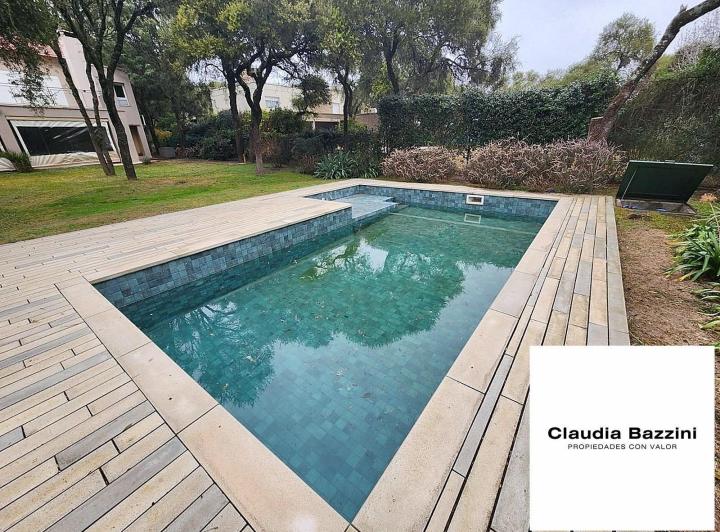 Casa · 450m² · 4 Dormitorios · 2 Cocheras