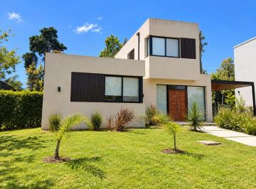 Casa · 123m² · 4 Ambientes · 3 Cocheras · Venta Casa 4 Amb. B° Alvear de Benavidez