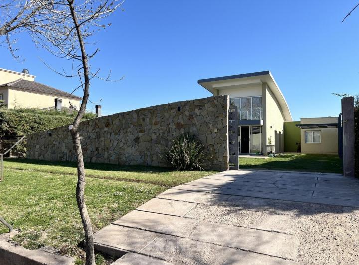 Casa · 183m² · 10 Ambientes · 2 Cocheras