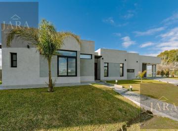Casa · 185m² · 4 Ambientes · 3 Cocheras · Venta Casa 4 Amb en Barrio Privado Los Troncos (Posibilidad de Permuta)