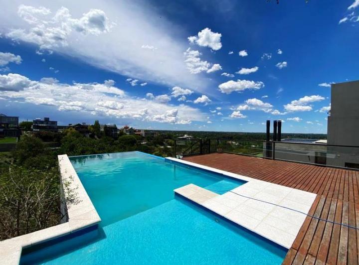 Casa · 333m² · 6 Ambientes · 2 Cocheras