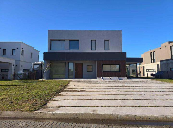 Casa · 149m² · 5 Ambientes · 3 Cocheras