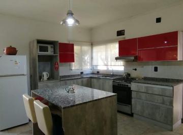 Casa · 173m² · 4 Ambientes · 1 Cochera · Remax Vende Casa con Gran Patio en Colastine