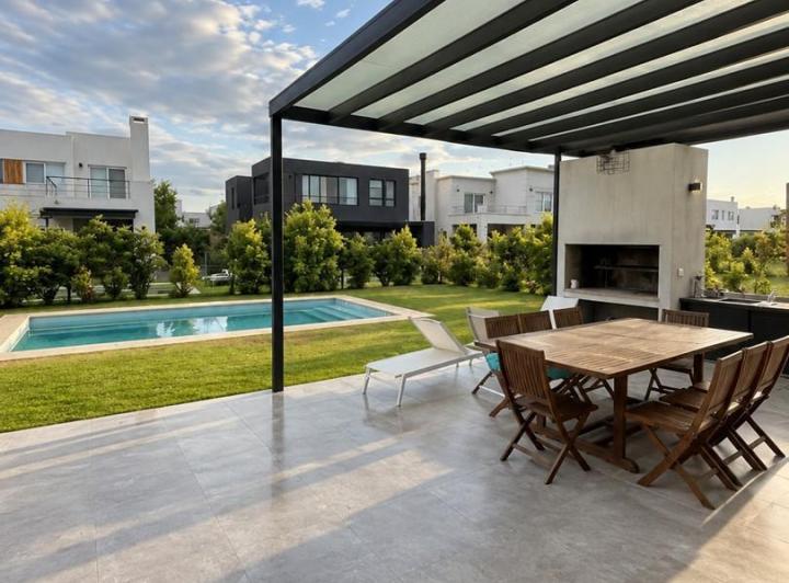 Casa · 220m² · 4 Ambientes · 2 Cocheras