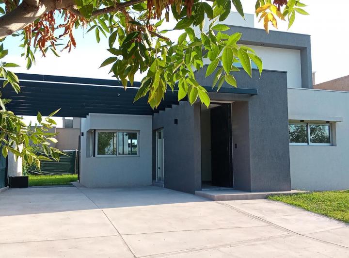 Casa · 157m² · 4 Ambientes · 2 Cocheras