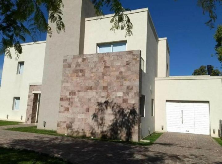 Casa · 250m² · 6 Ambientes · 4 Cocheras