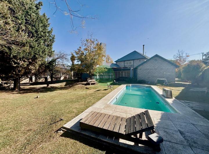 Casa · 300m² · 6 Ambientes · 4 Cocheras