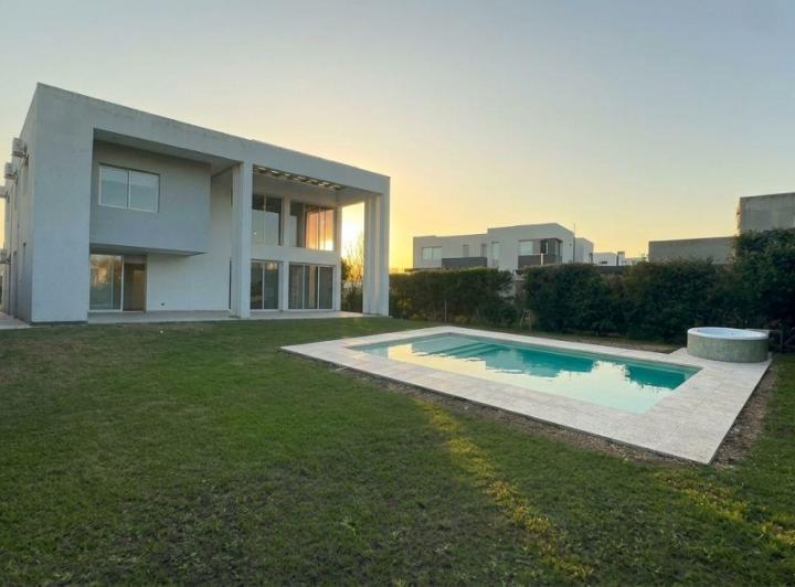 Casa · 350m² · 5 Ambientes · 1 Cochera