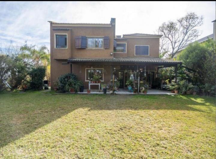 Casa · 162m² · 5 Ambientes · 2 Cocheras