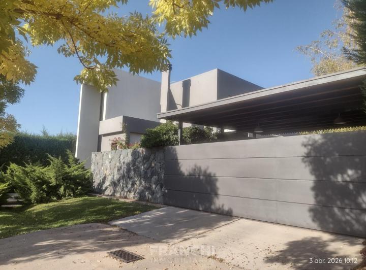 Casa · 260m² · 10 Ambientes · 2 Cocheras