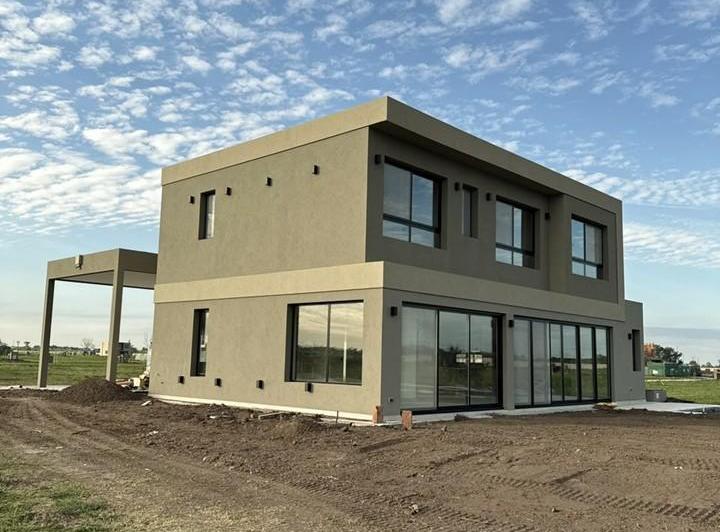 Casa · 272m² · 6 Ambientes · 1 Cochera