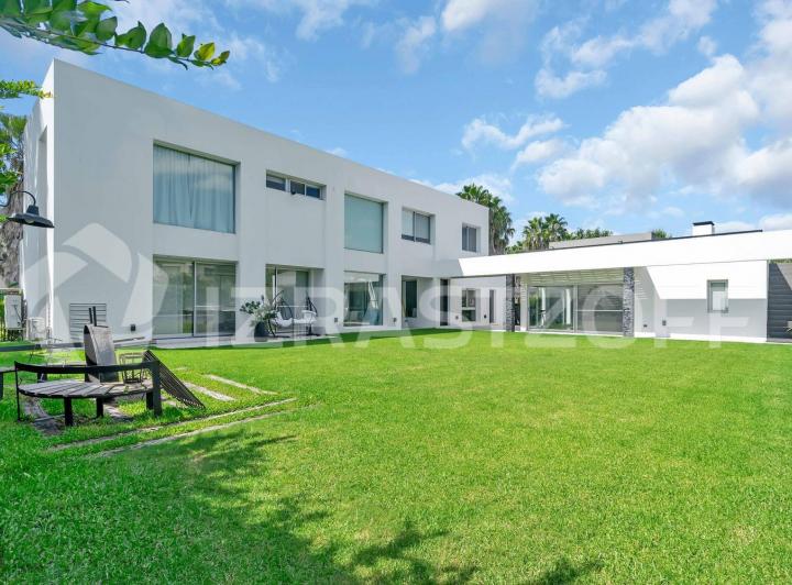 Casa · 302m² · 7 Ambientes · 2 Cocheras