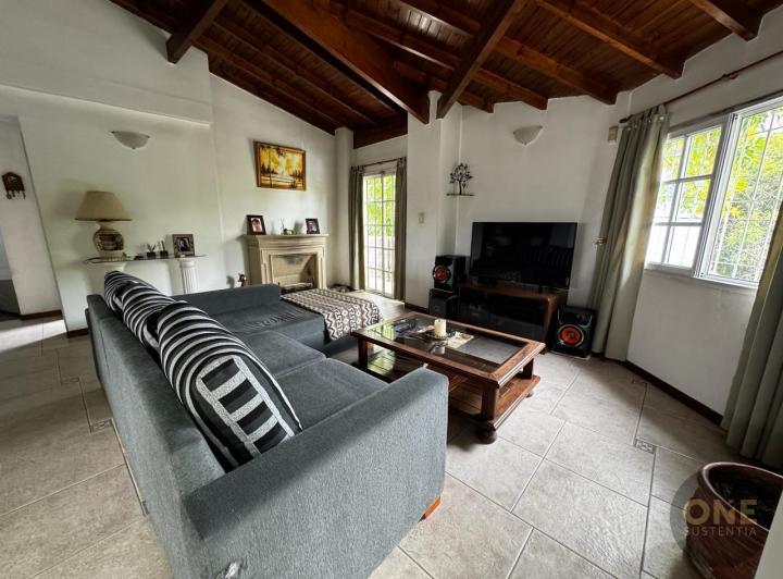 Casa · 217m² · 4 Ambientes · 1 Cochera