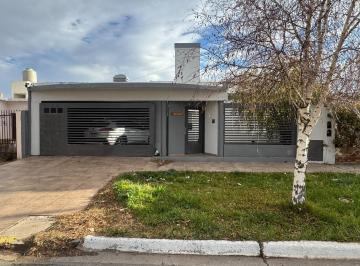 Casa · 432m² · 5 Ambientes · 2 Cocheras · Casa en Venta, Cutal - Co Centro