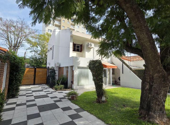 Casa · 228m² · 4 Ambientes · 3 Cocheras
