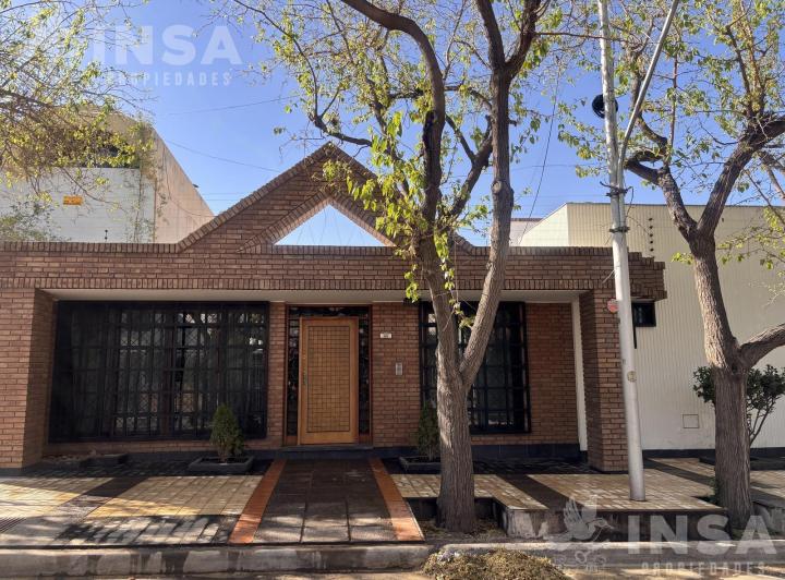 Casa · 380m² · 17 Ambientes · 4 Cocheras